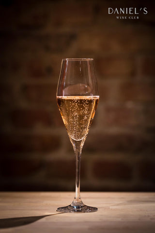 Delicious bubbles from Transylvania / Enjoy a bundle of four bottles / Get two handmade sparkling wine glasses for free